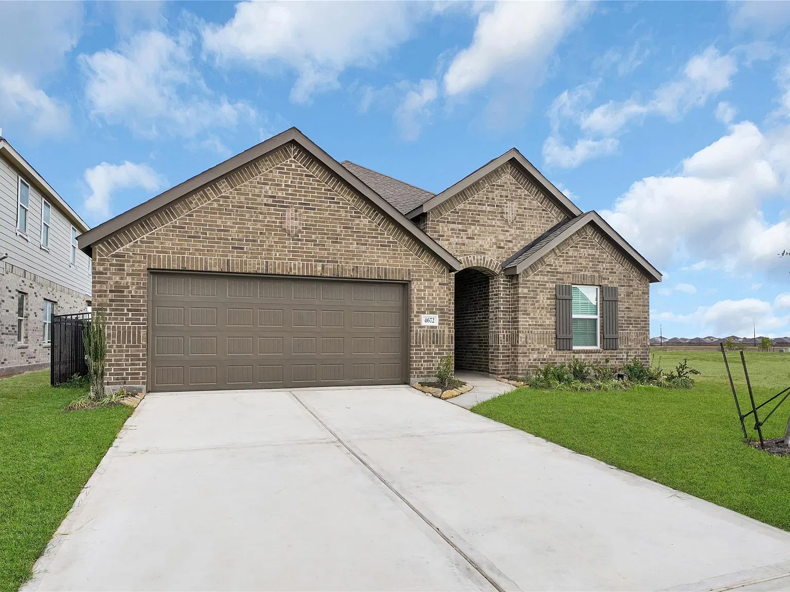 3 bed, 2.0 bath, 2100 sqft, $2,290 — Photo 2