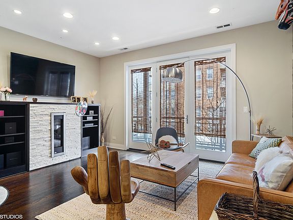 4th image of 3553 W Montrose Ave #2W