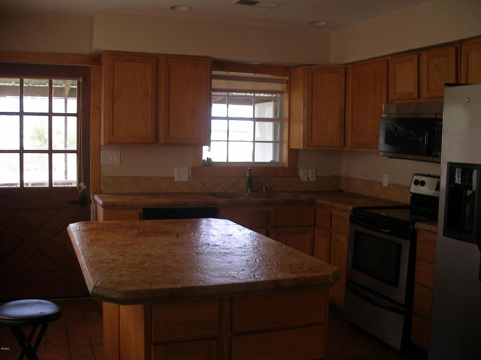 2nd image of 932 Edna St