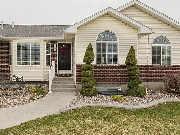2nd image of 4032 E Greenwood Cir
