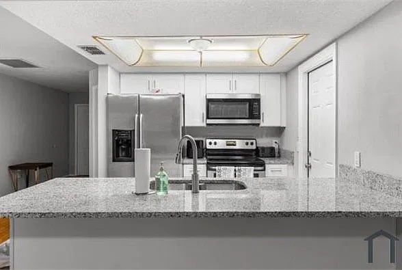 3 bed, 1209 sqft, $2,300 — Photo 2