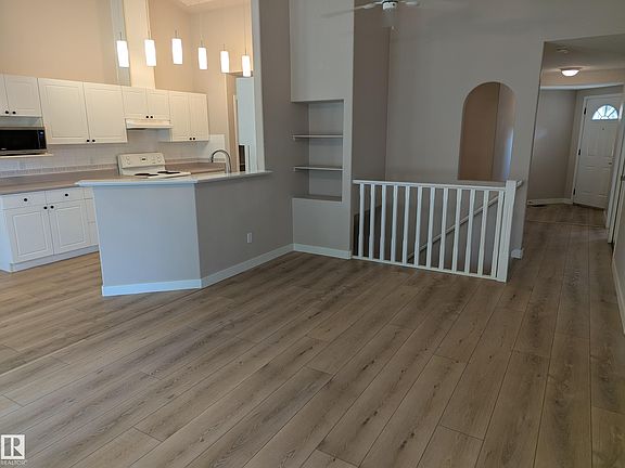3rd image of 211 Youville Dr E