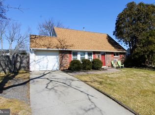 25 Candytuft Rd, Levittown, PA 19057