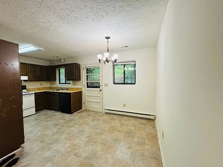 1813 Garden Ln — Photo 5