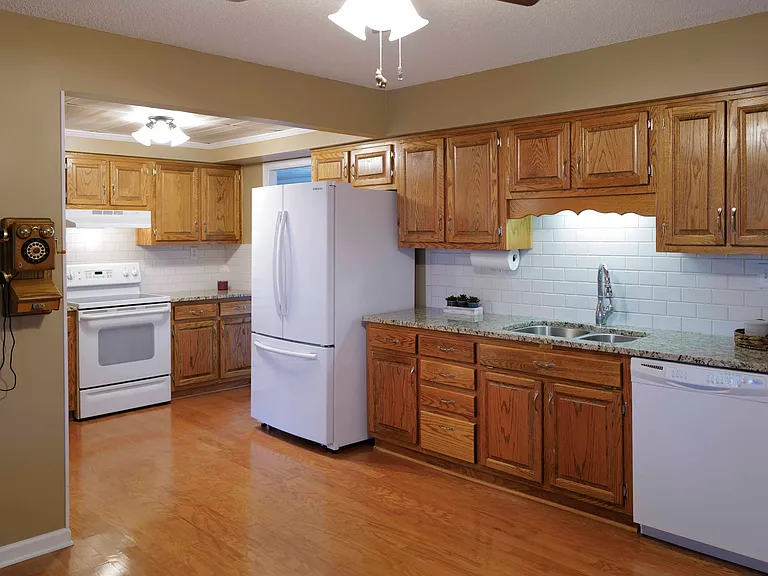 8693 Arbutus Dr — Photo 15