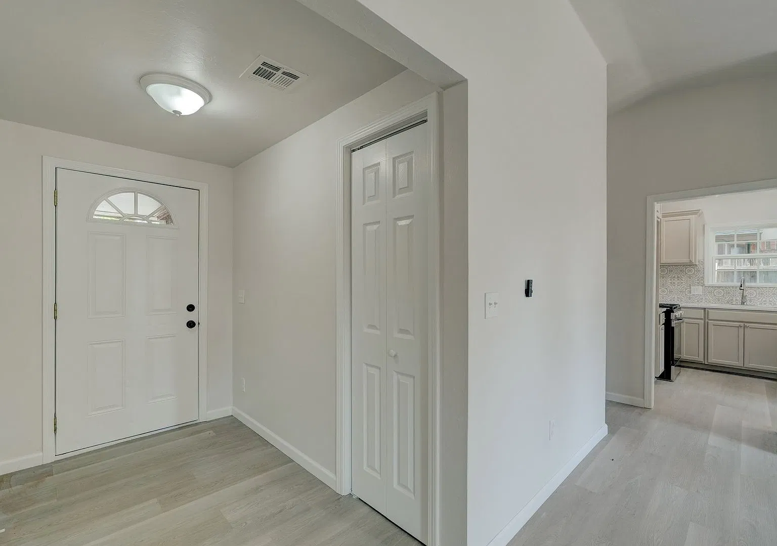 11601 Matthews Ave — Photo 2