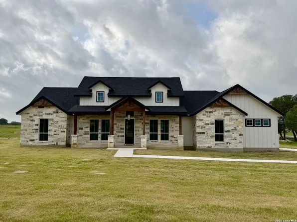 712 County Road 320, Floresville, TX 78114