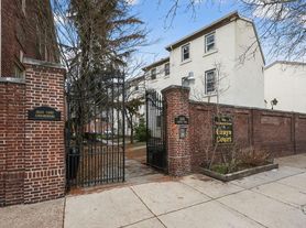 2501 Christian Street, 1 beds  1.5 baths (870 sqft)