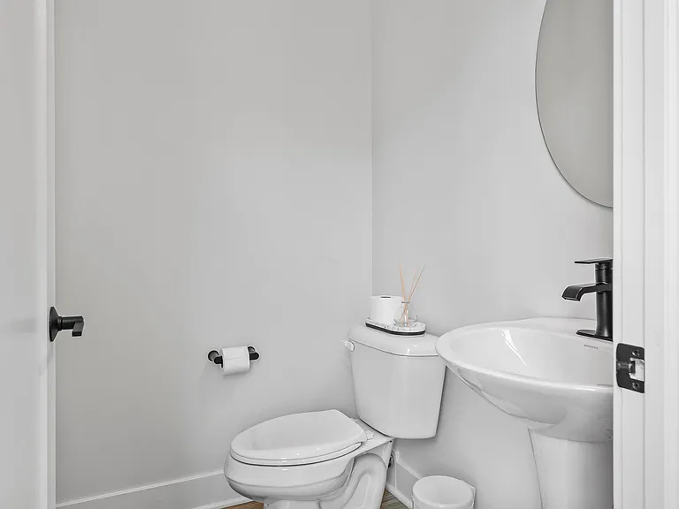 1403 Superior Ave E — Photo 14
