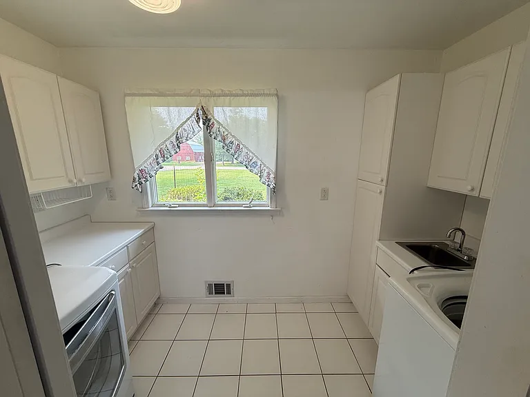579 Colby St — Photo 12