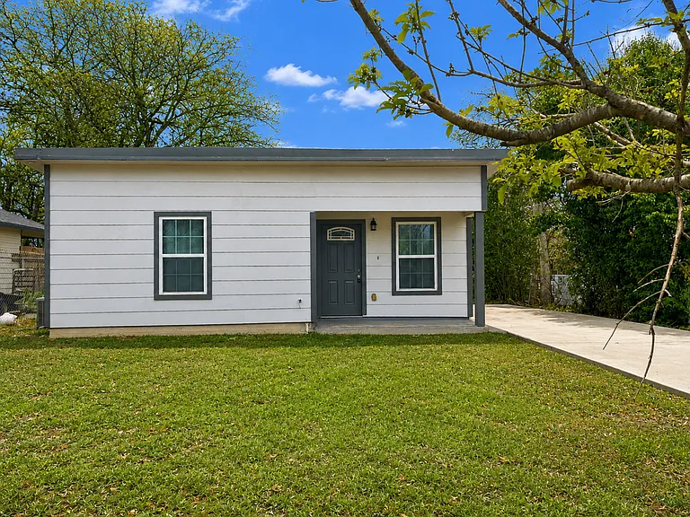 455 Lincolnshire Dr — Photo 2