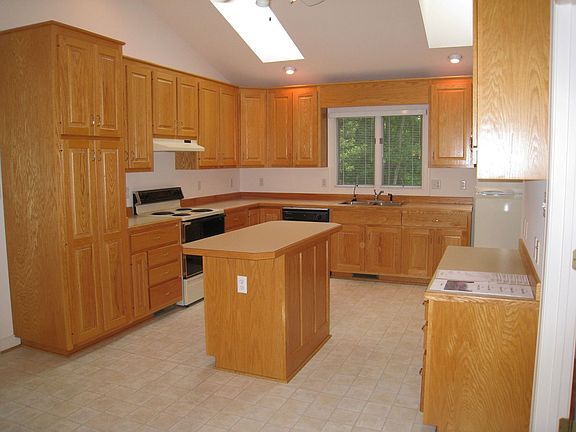 Kitchen w/island