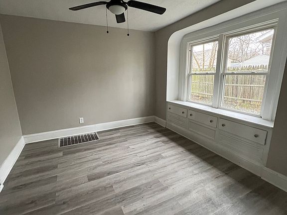 Very spaciouse dining room.