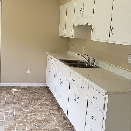 3rd image of 124 Thomas Dr