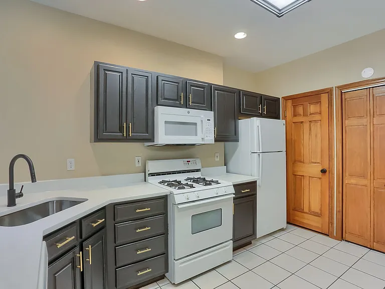 2810 Sarah Street — Photo 7