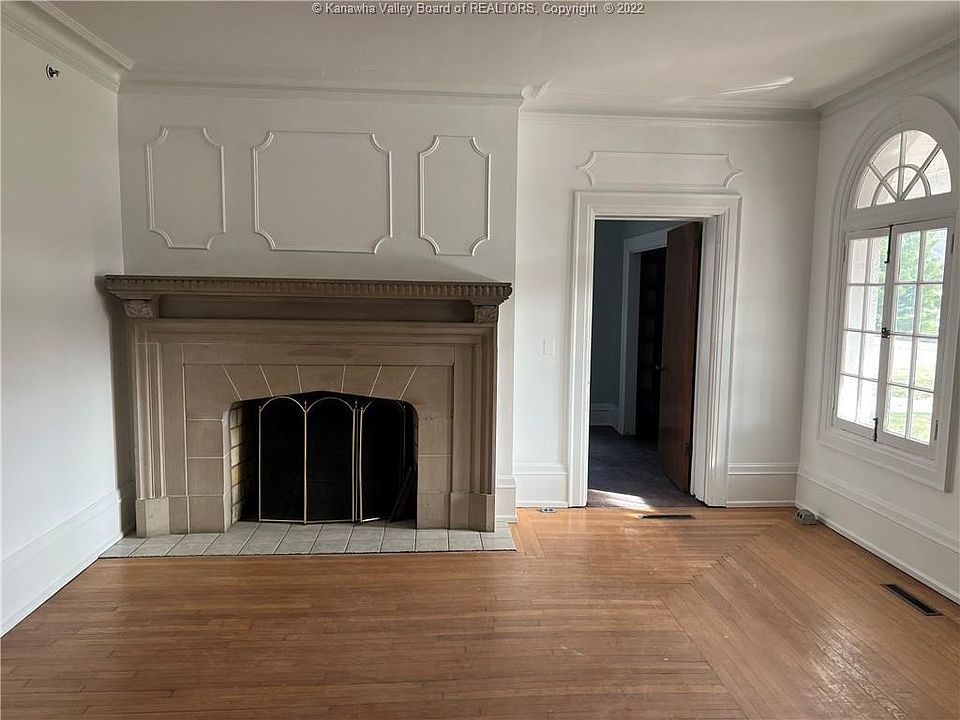 2nd image of 2008 Kanawha Blvd E
