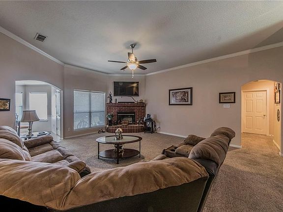 4th image of 302 Willow Creek Dr