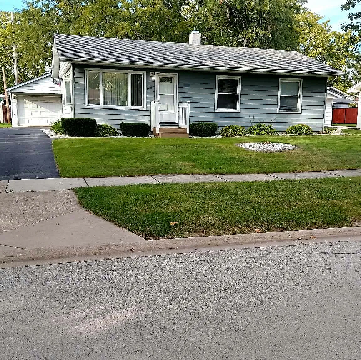 4 bed, 1.5 bath, $2,500 — Photo 1