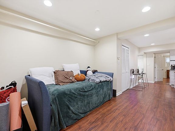 3rd image of 39 Waverly St #1