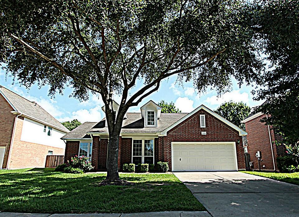 COME SEE THIS BEAUTIFUL ONE STORY HOME WITH NEW FLOORING AS OF 2014