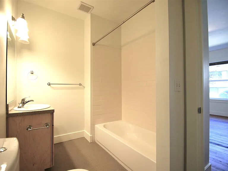 2046 Franklin Ave E — Photo 12