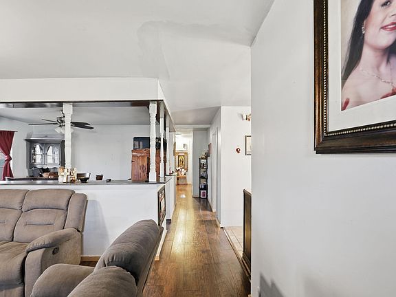 5th image of 829 Becker St