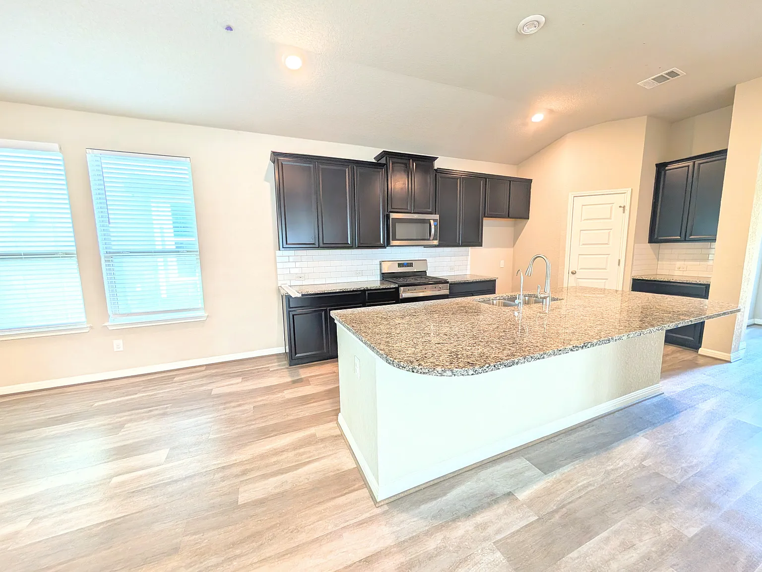 3 bed, 1950 sqft, $2,200 — Photo 4