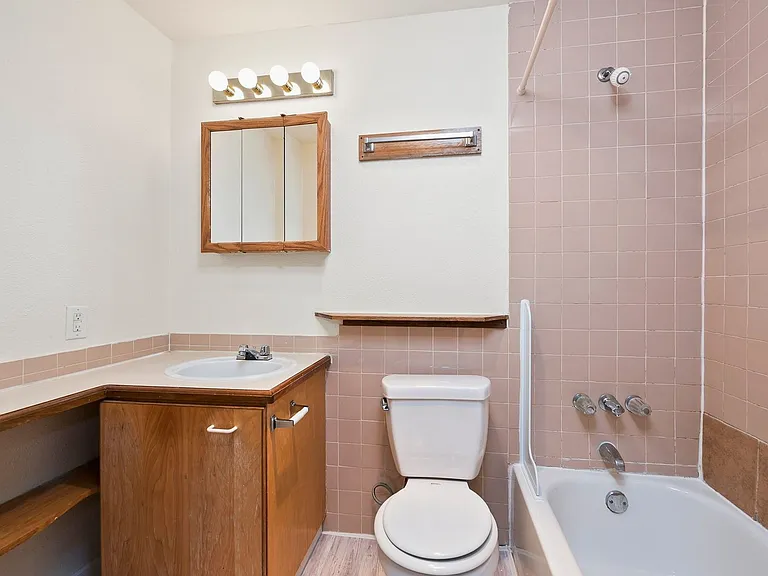 Abbottsford Apartments — Photo 129