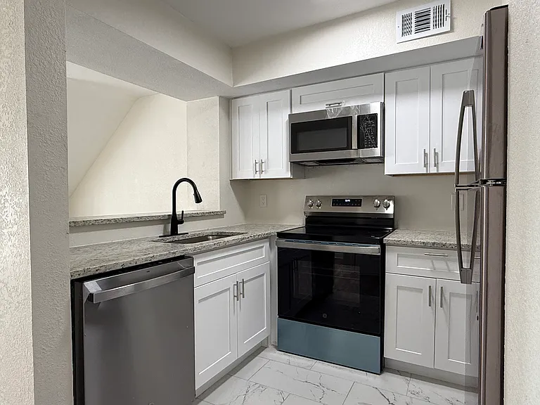 9801 Walnut St #214 — Photo 6