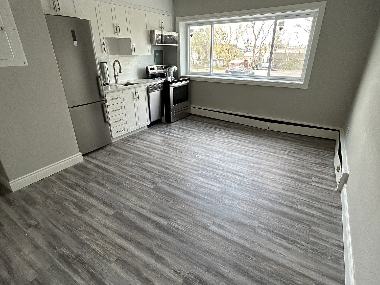 Spacious 1 Bedroom With In Suite Laundry — Photo 4