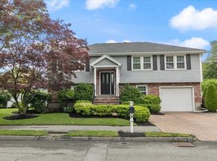 5 Sparhawk Cir, Stoneham, MA 02180