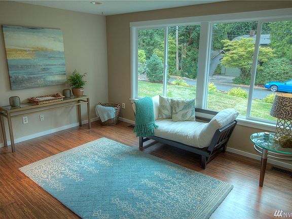 4th image of 822 207th Ave NE