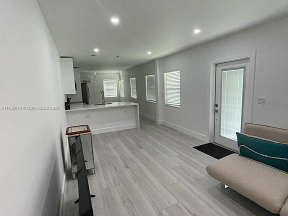 3rd image of 1021 SW 29th St