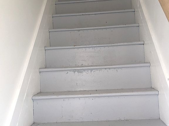 Stairs to living area_09202024