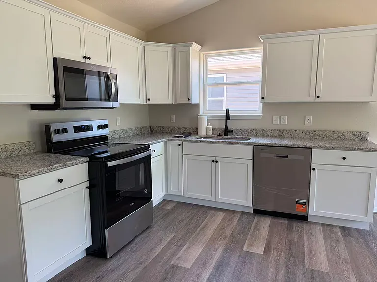 526 S Troy Ave — Photo 2