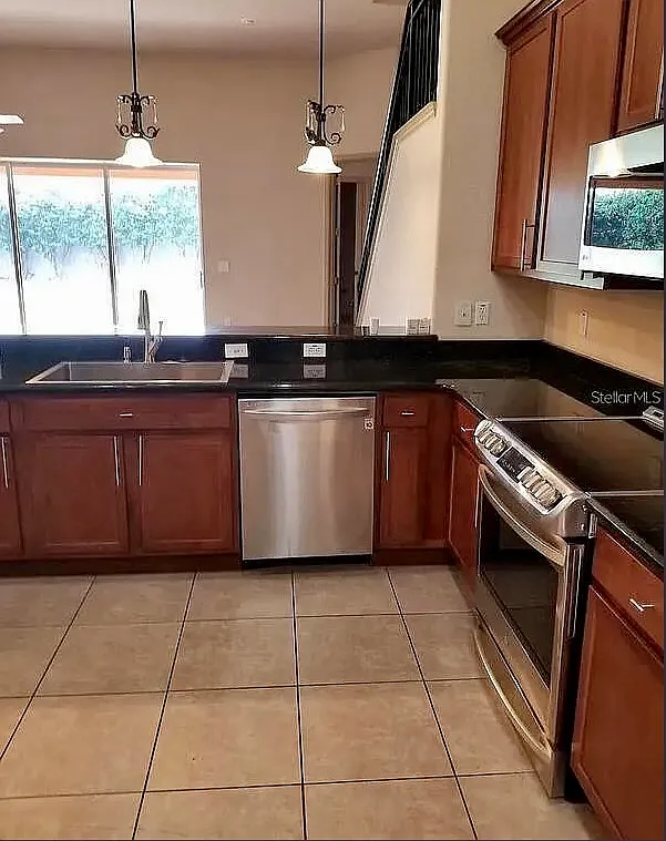5 bed, 2878 sqft, $3,195 — Photo 4