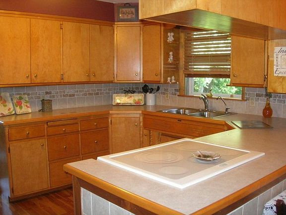Kitchen area with dishwasher and reverse osmosis system