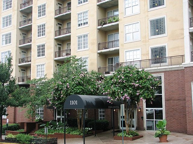 Park Central is a great building with tons of amenities, just a block from Piedmont Park and the Midtown Miracle Mile.