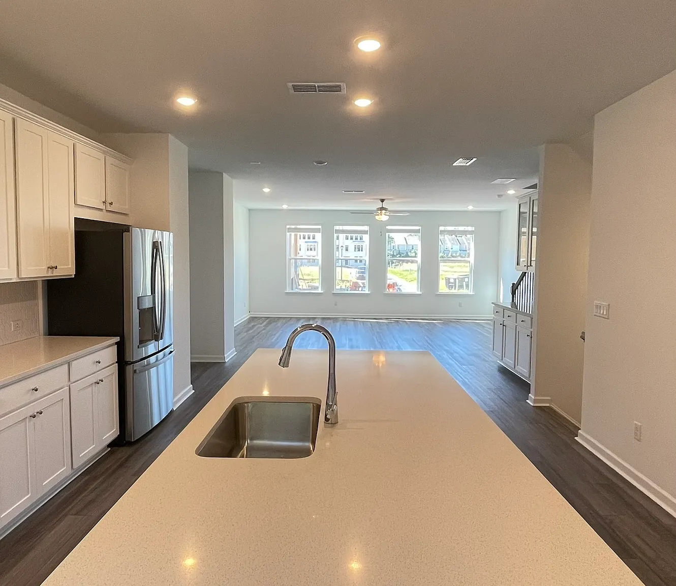 4 bed, 2359 sqft, $2,950 — Photo 2