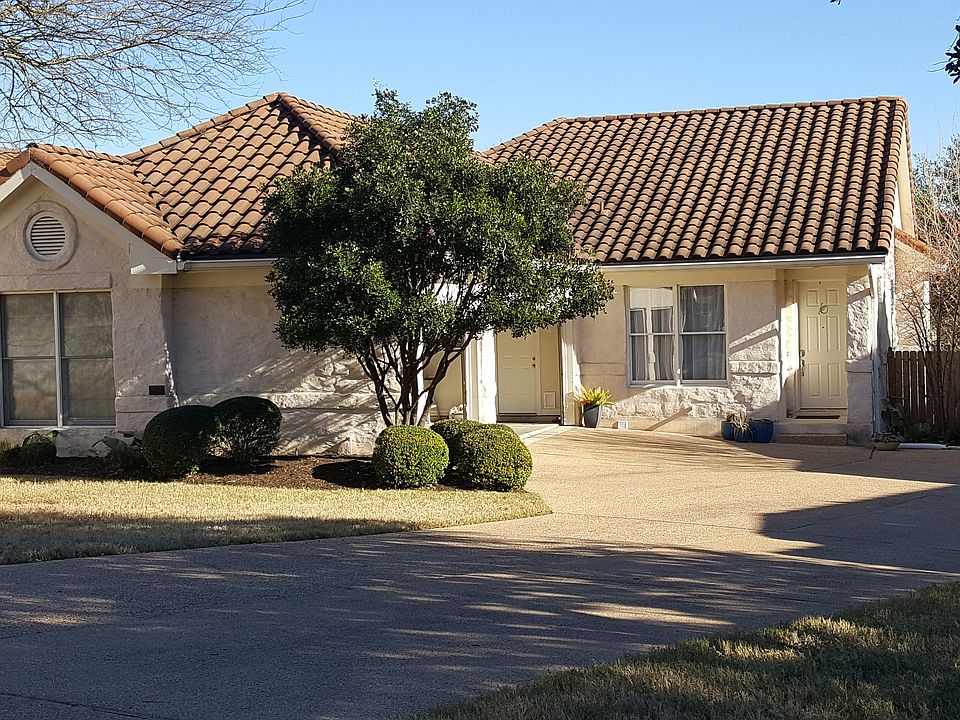 Gorgeous meditterranean style home in gated community of Cir