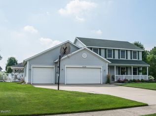4239 Creek View Dr, Hudsonville, MI 49426