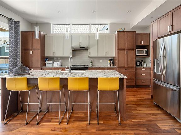 4th image of 710 Ridge Way
