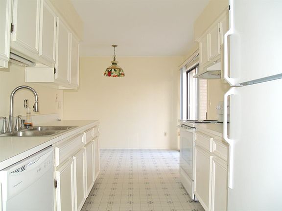 4th image of 1068 Greenhills Dr