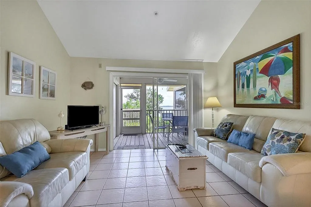 2 bed, 946 sqft, $6,200 — Photo 2