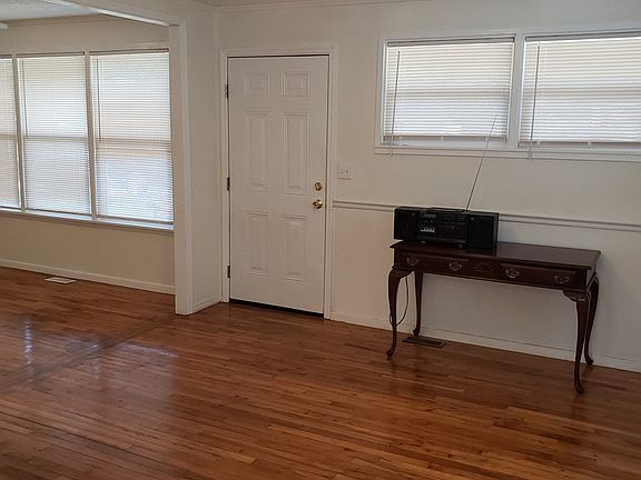 3rd image of 723 Palm Dr SE