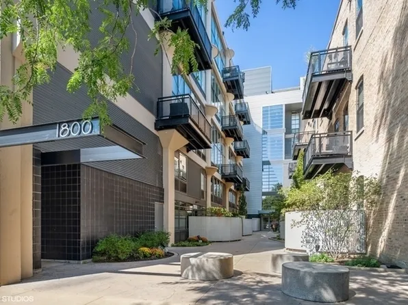 1800 W Grace St APT 520, Chicago, IL 60613