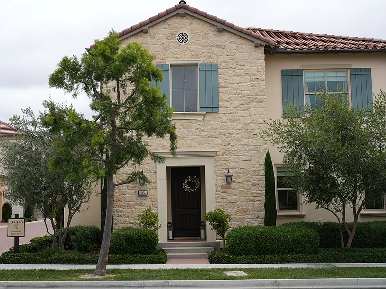 145 Plum Lily — Photo 2