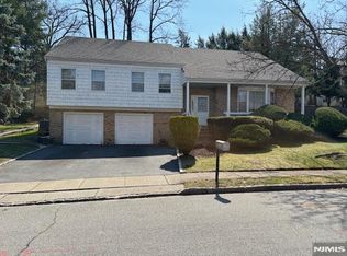 405 Pine Hill Rd, Leonia, NJ 07605