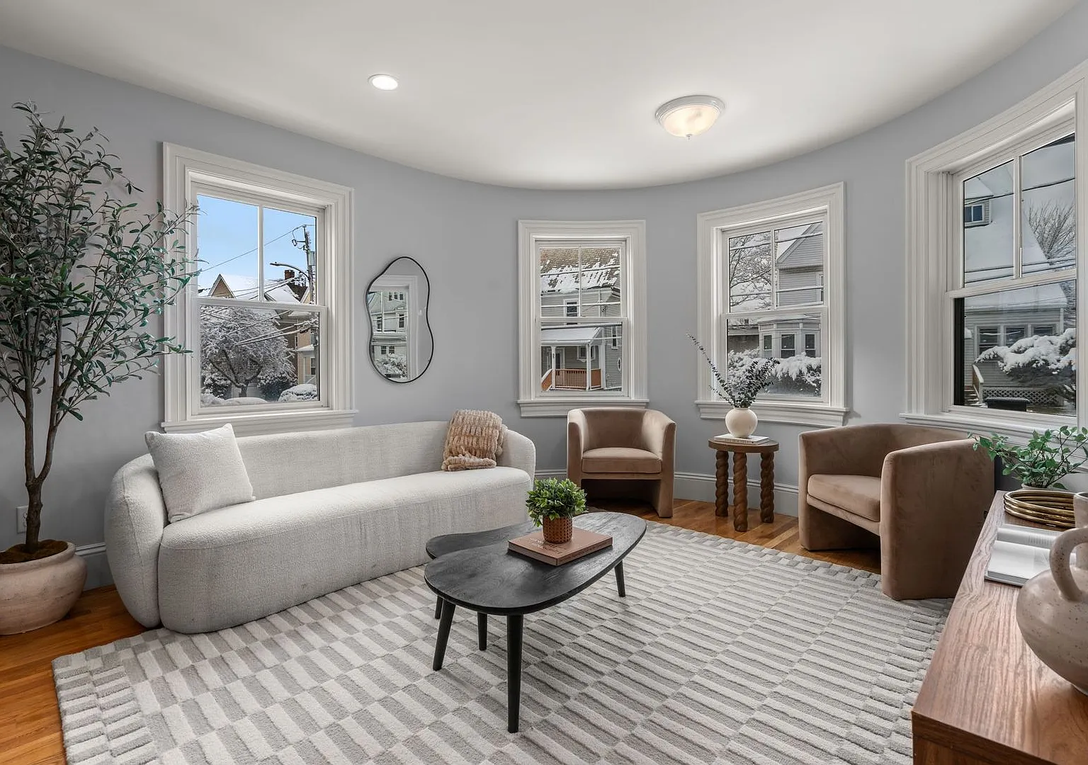 Amazing 3 bed 3 bath in Allston — Photo 3