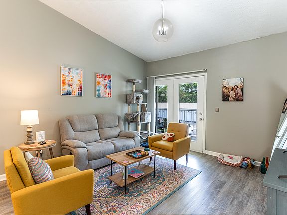 4th image of 648 Friars Ln APT 10